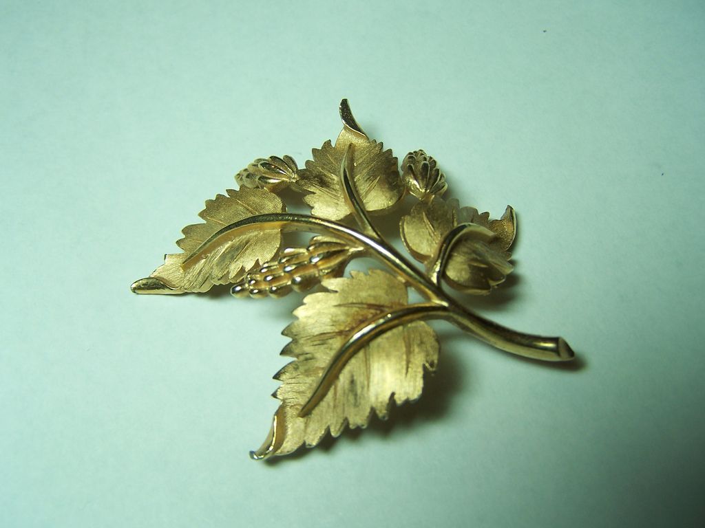 Vintage Signed Trifari Leaf Pin Brooch Brushed Goldtone Vintage Signed Trifari Leaf Pin Brooch Brushed Goldtone