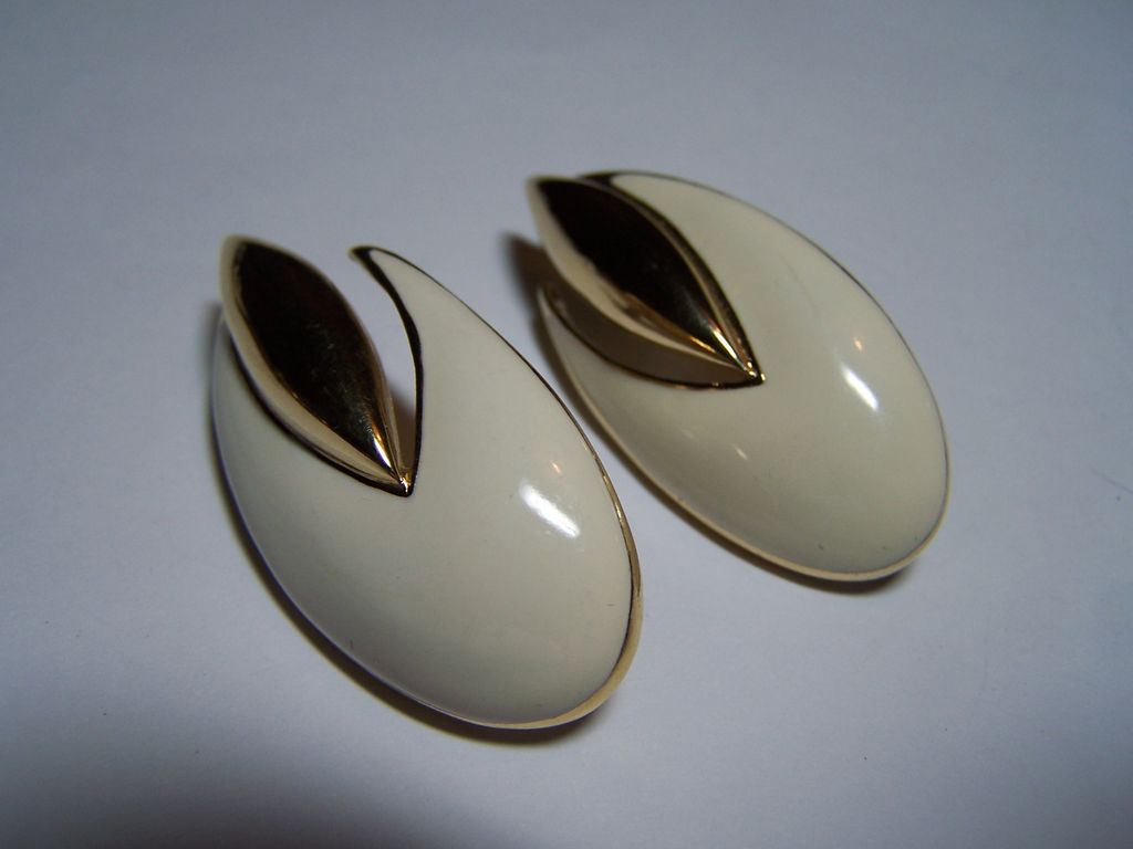 Vintage Enameled Earrings Signed Trifari Pierced Vintage Enameled Earrings Signed Trifari Pierced