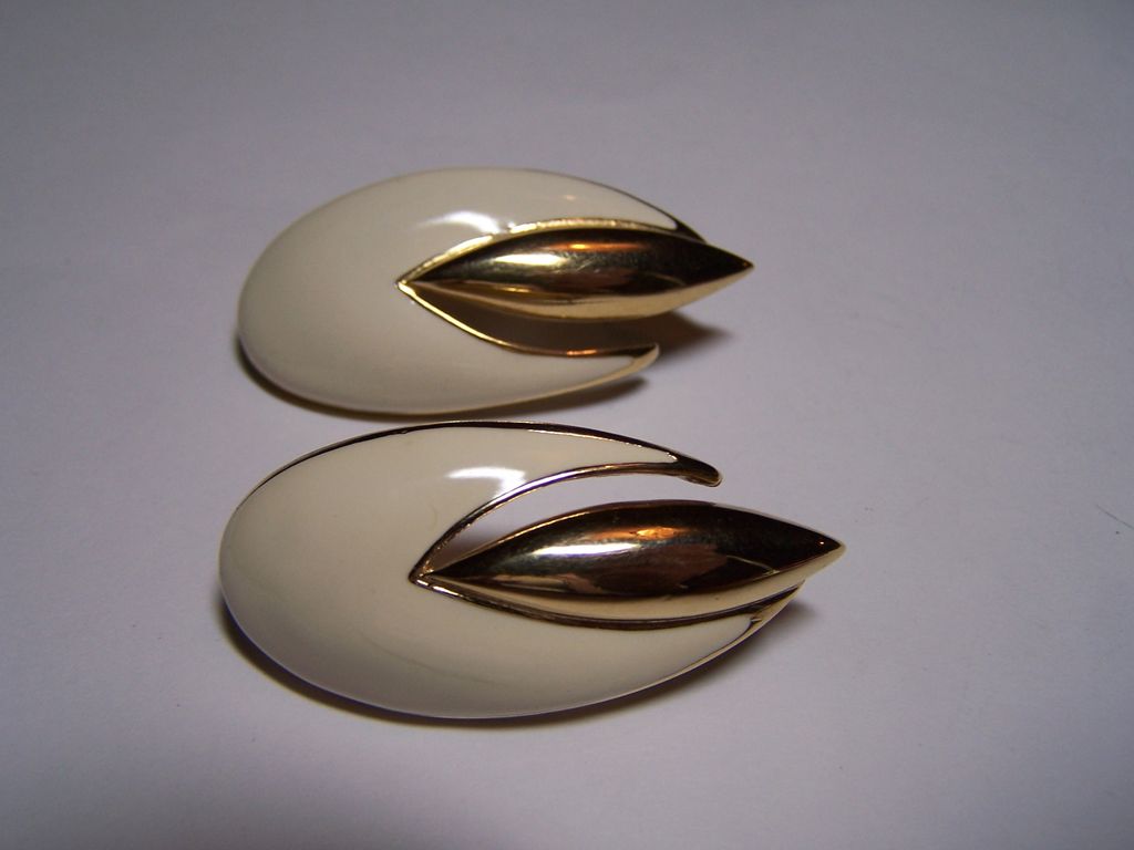 Vintage Enameled Earrings Signed Trifari Pierced Vintage Enameled Earrings Signed Trifari Pierced