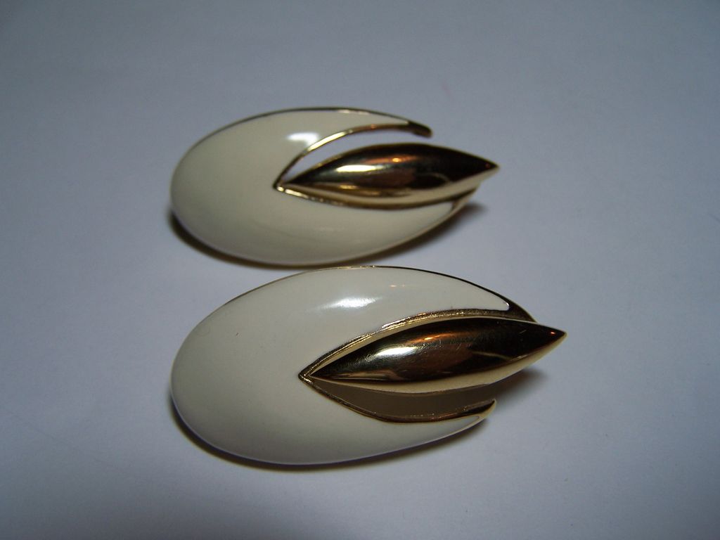 Vintage Enameled Earrings Signed Trifari Pierced Vintage Enameled Earrings Signed Trifari Pierced
