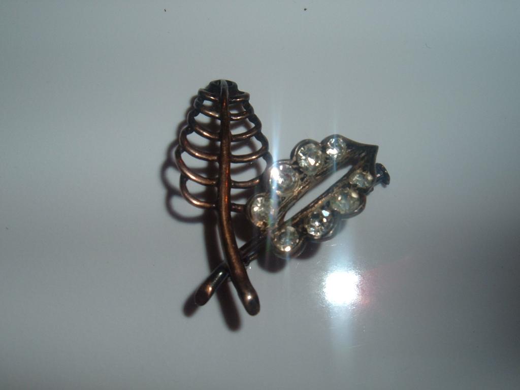 Petite Vintage Leaf pin with Clear Rhinestones Petite Vintage Leaf pin with Clear Rhinestones