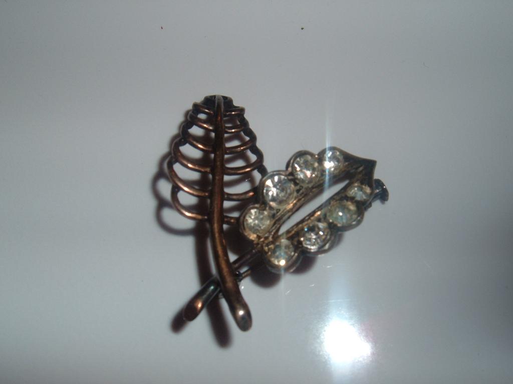 Petite Vintage Leaf pin with Clear Rhinestones Petite Vintage Leaf pin with Clear Rhinestones