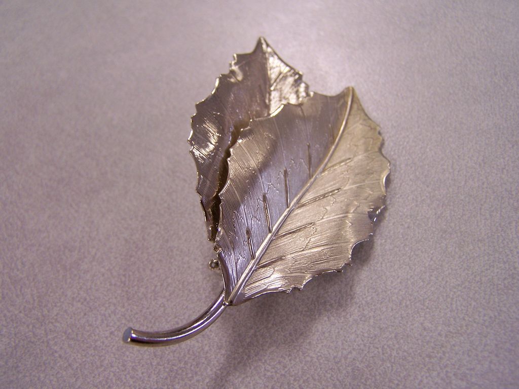 Vintage Leaves Leaf Pin Brooch Vintage Leaves Leaf Pin Brooch