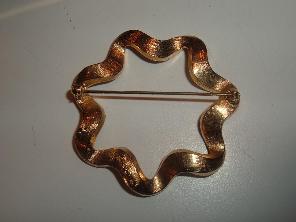 signed Vintage Rhinestone Brooch signed Vintage Rhinestone Brooch