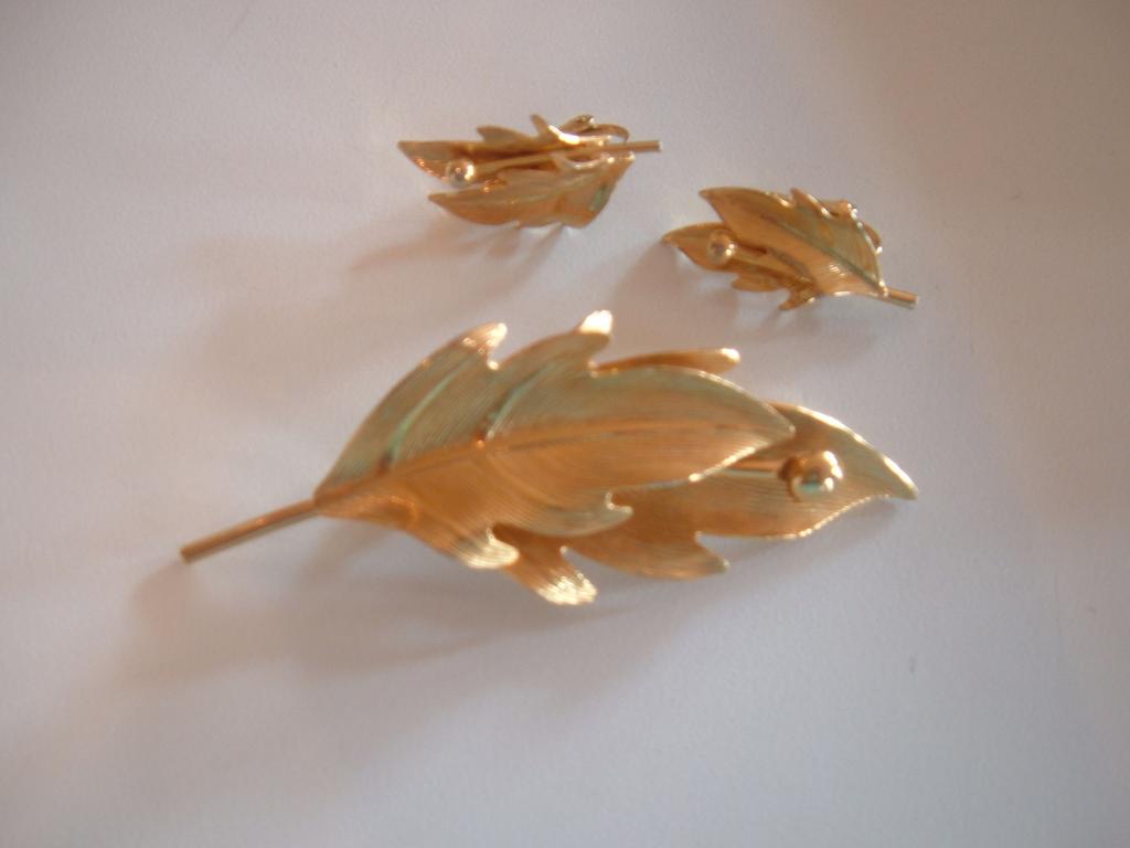Vintage Leaf Set of clip Earrings and Brooch Great for Fall! Vintage Leaf Set of clip Earrings and Brooch Great for Fall!