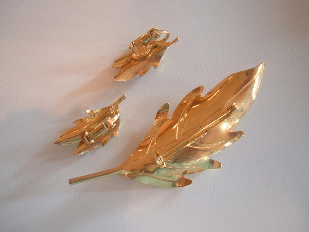 Vintage Leaf Set of clip Earrings and Brooch Great for Fall! Vintage Leaf Set of clip Earrings and Brooch Great for Fall!
