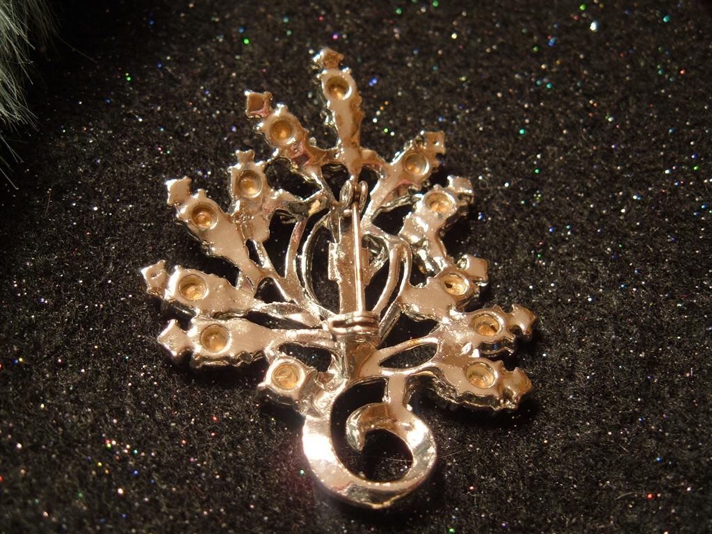 Vintage Rhinestone Brooch silvertone with clear rhinestones Vintage Rhinestone Brooch silvertone with clear rhinestones
