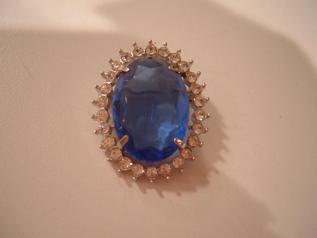 Brilliant Blue Glass Brooch/Pendant with Bright Clear Rhinestones! Brilliant Blue Glass Brooch/Pendant with Bright Clear Rhinestones!