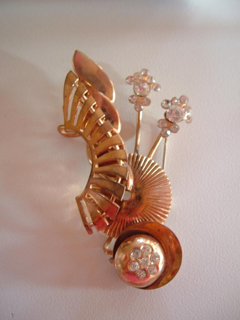 Vintage Rhinestone Brooch Art Deco Style Design Vintage Rhinestone Brooch Art Deco Style Design
