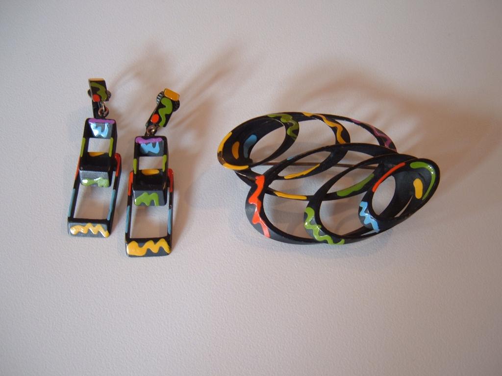 1960's Retro Enameled Brooch and Earrings Set 1960's Retro Enameled Brooch and Earrings Set
