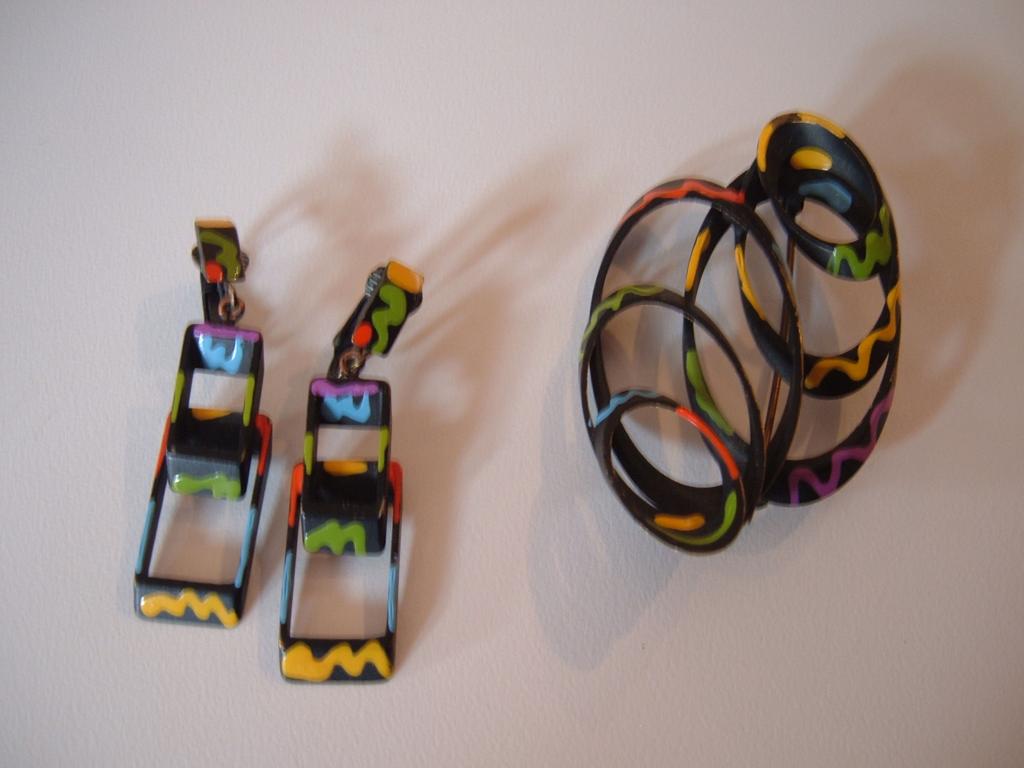 1960's Retro Enameled Brooch and Earrings Set 1960's Retro Enameled Brooch and Earrings Set