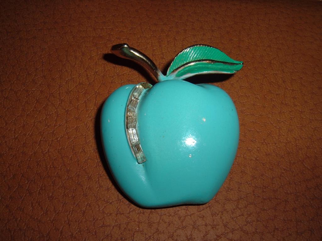 Pastelli Apple Rhinestone Pin Pastelli Apple Rhinestone Pin