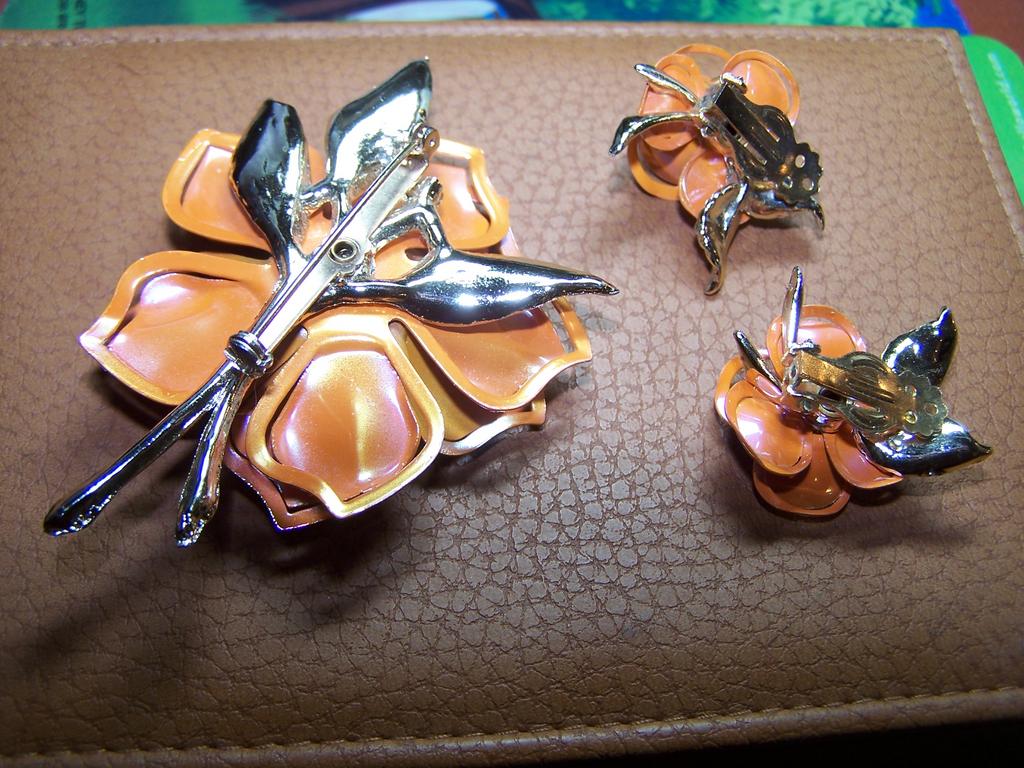 Enameled Pin and Earrings Flower Set Enameled Pin and Earrings Flower Set