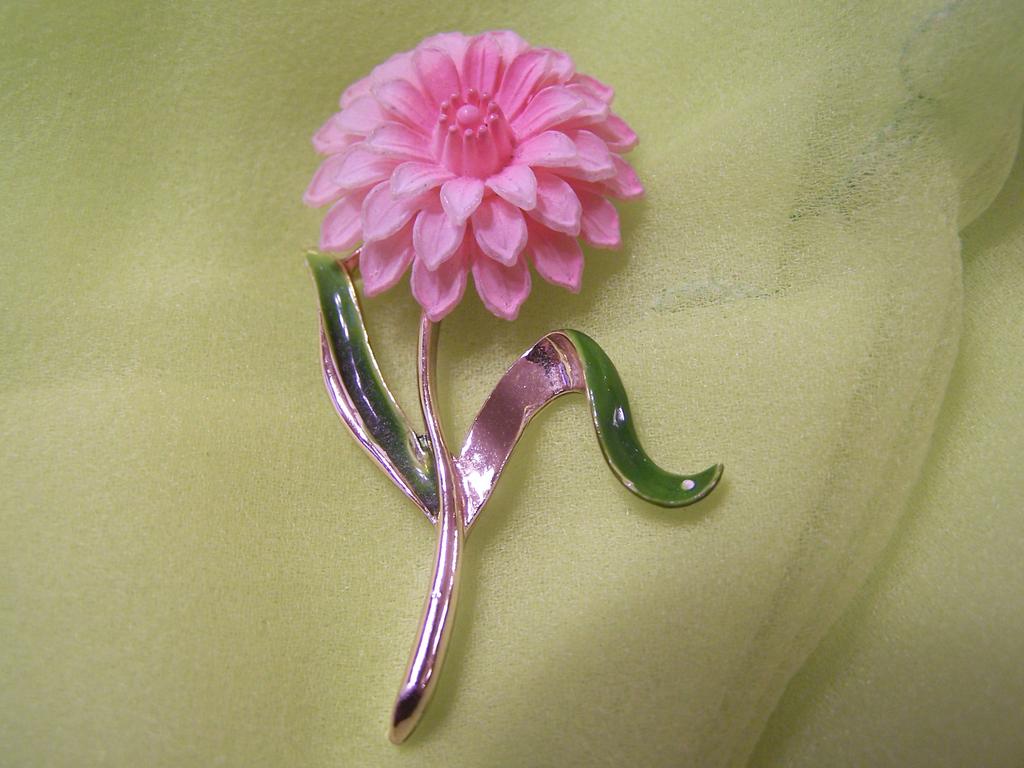 Pretty Vintage Flower Pin signed Pretty Vintage Flower Pin signed