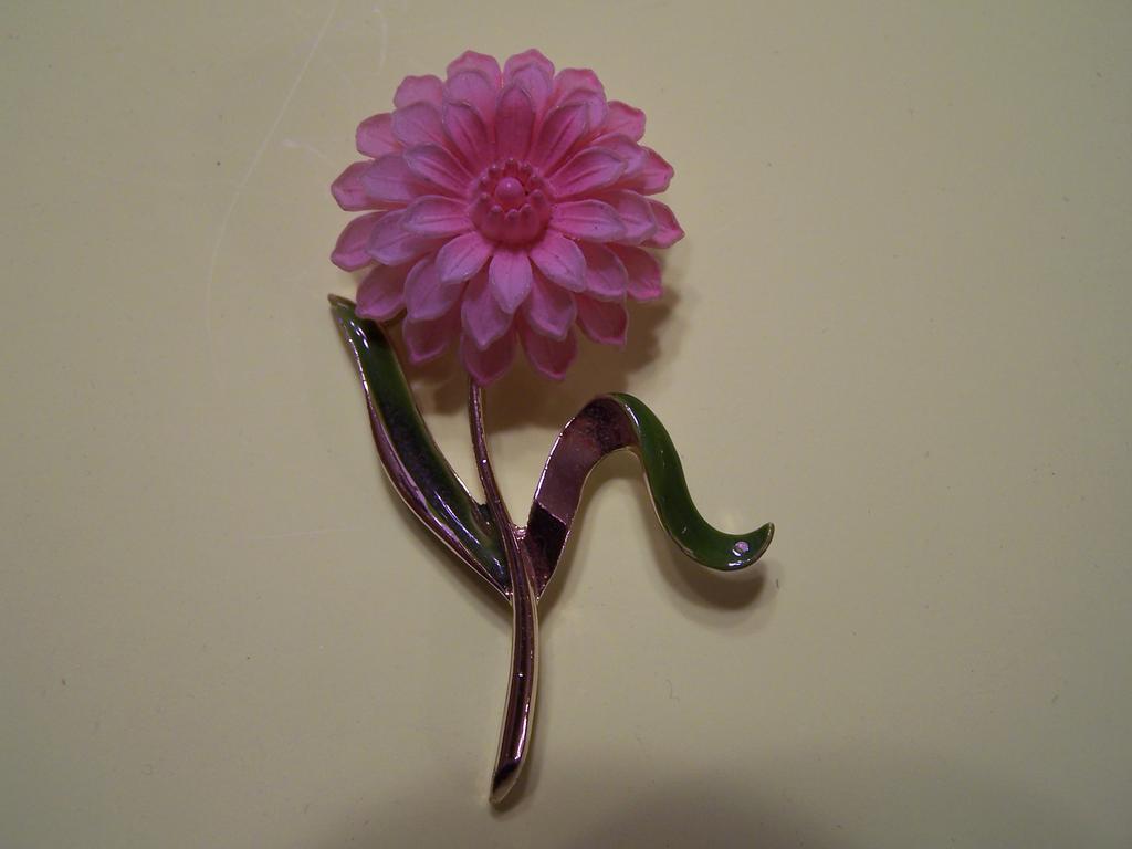 Pretty Vintage Flower Pin signed Pretty Vintage Flower Pin signed