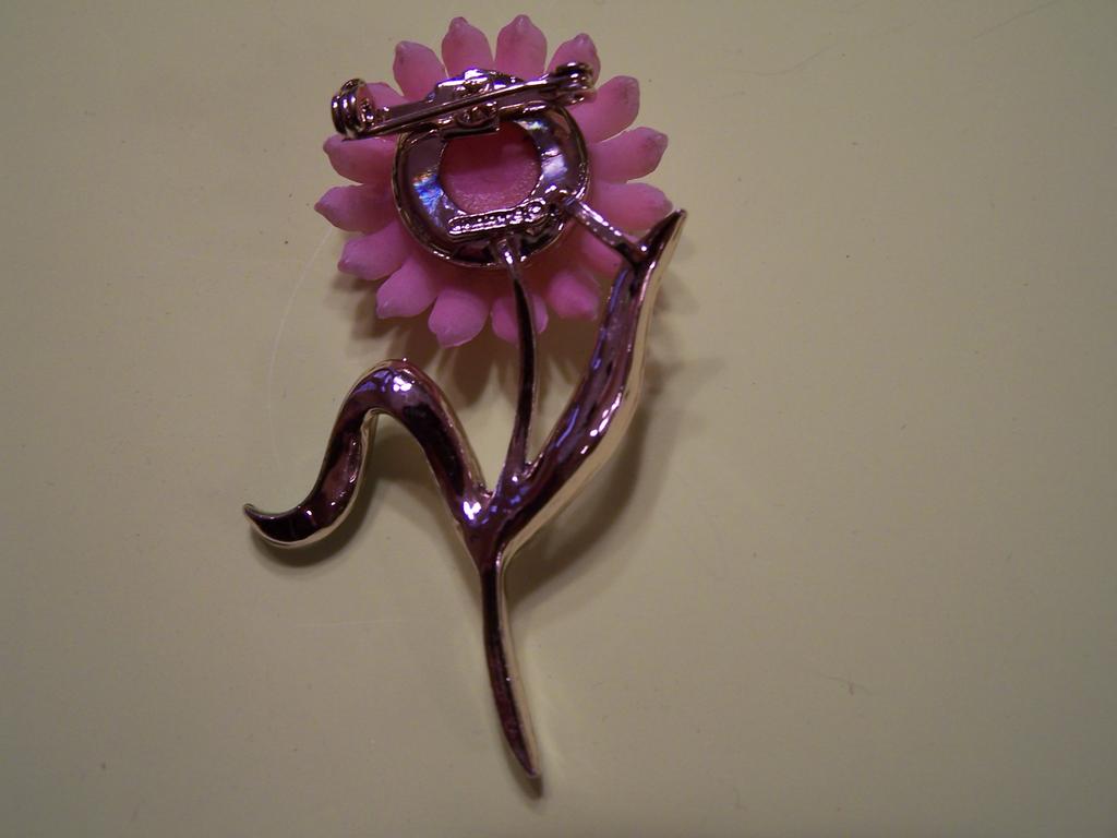 Pretty Vintage Flower Pin signed Pretty Vintage Flower Pin signed