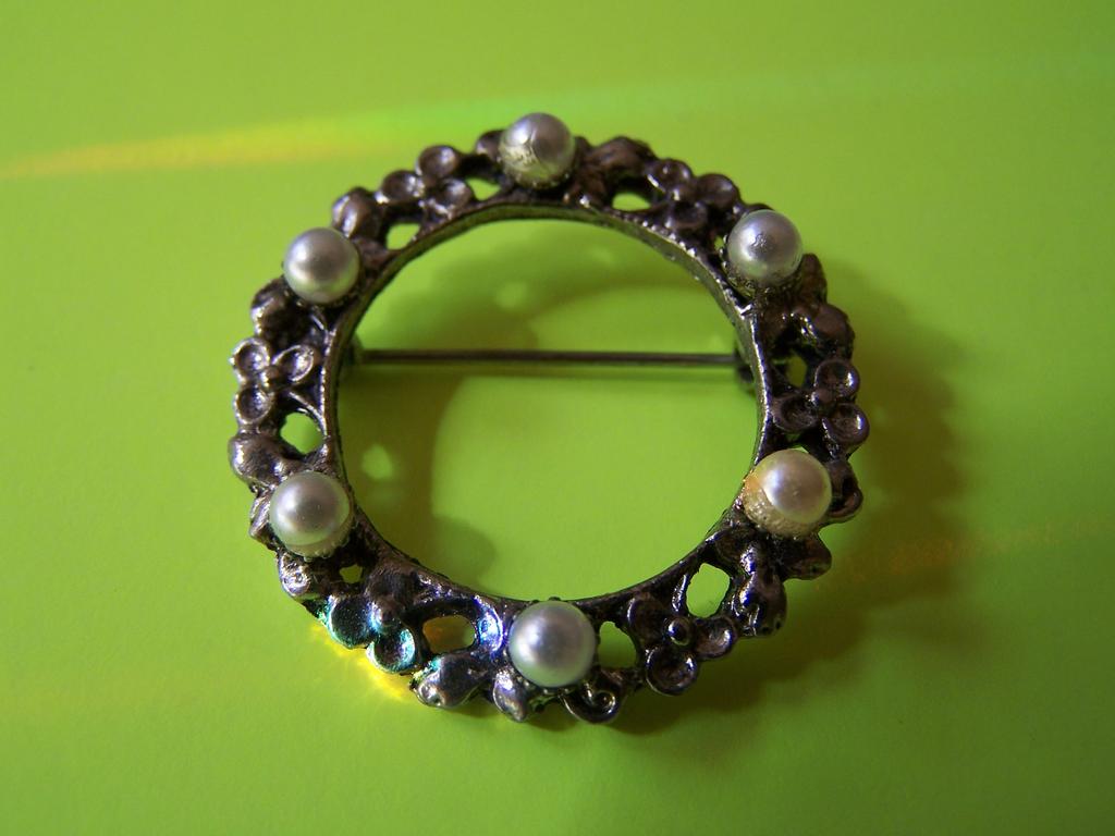 Petite Silvertone and Faux Pearl Brooch Pin Petite Silvertone and Faux Pearl Brooch Pin
