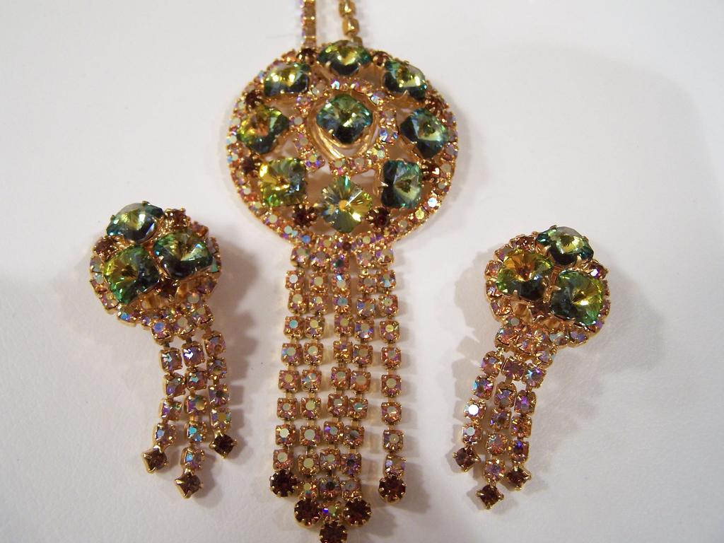 Breathtaking Rhinestone Dangle Set Breathtaking Rhinestone Dangle Set