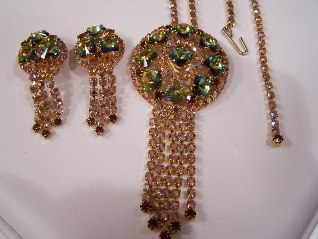Breathtaking Rhinestone Dangle Set Breathtaking Rhinestone Dangle Set