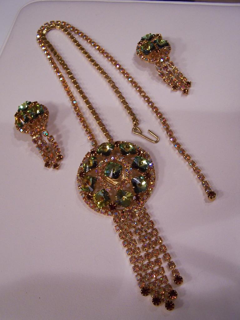 Breathtaking Rhinestone Dangle Set Breathtaking Rhinestone Dangle Set