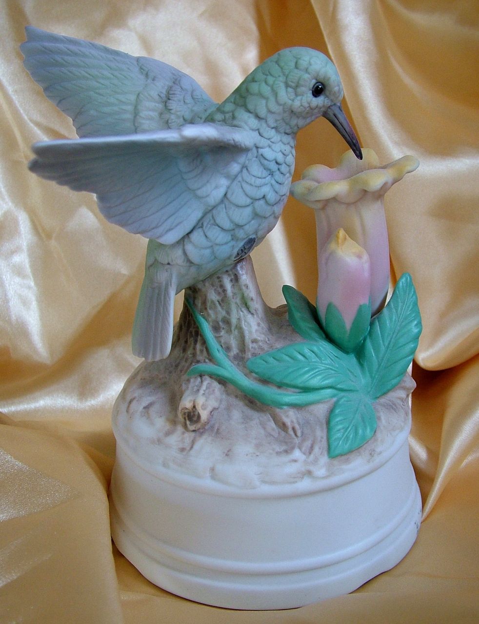 Music box figure hummingbird on trumpet flower pastel colors Music box figure hummingbird on trumpet flower pastel colors