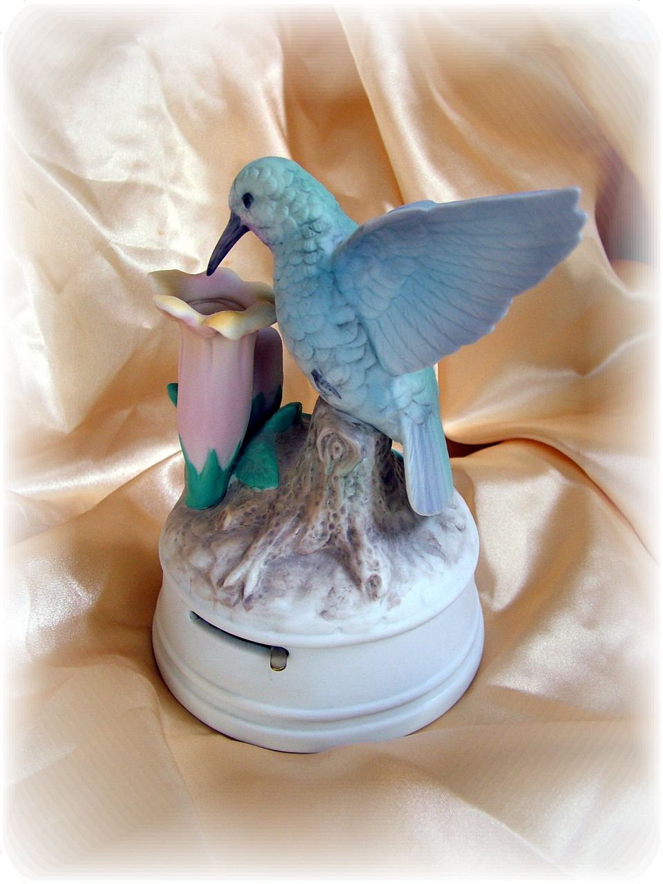 Music box figure hummingbird on trumpet flower pastel colors Music box figure hummingbird on trumpet flower pastel colors