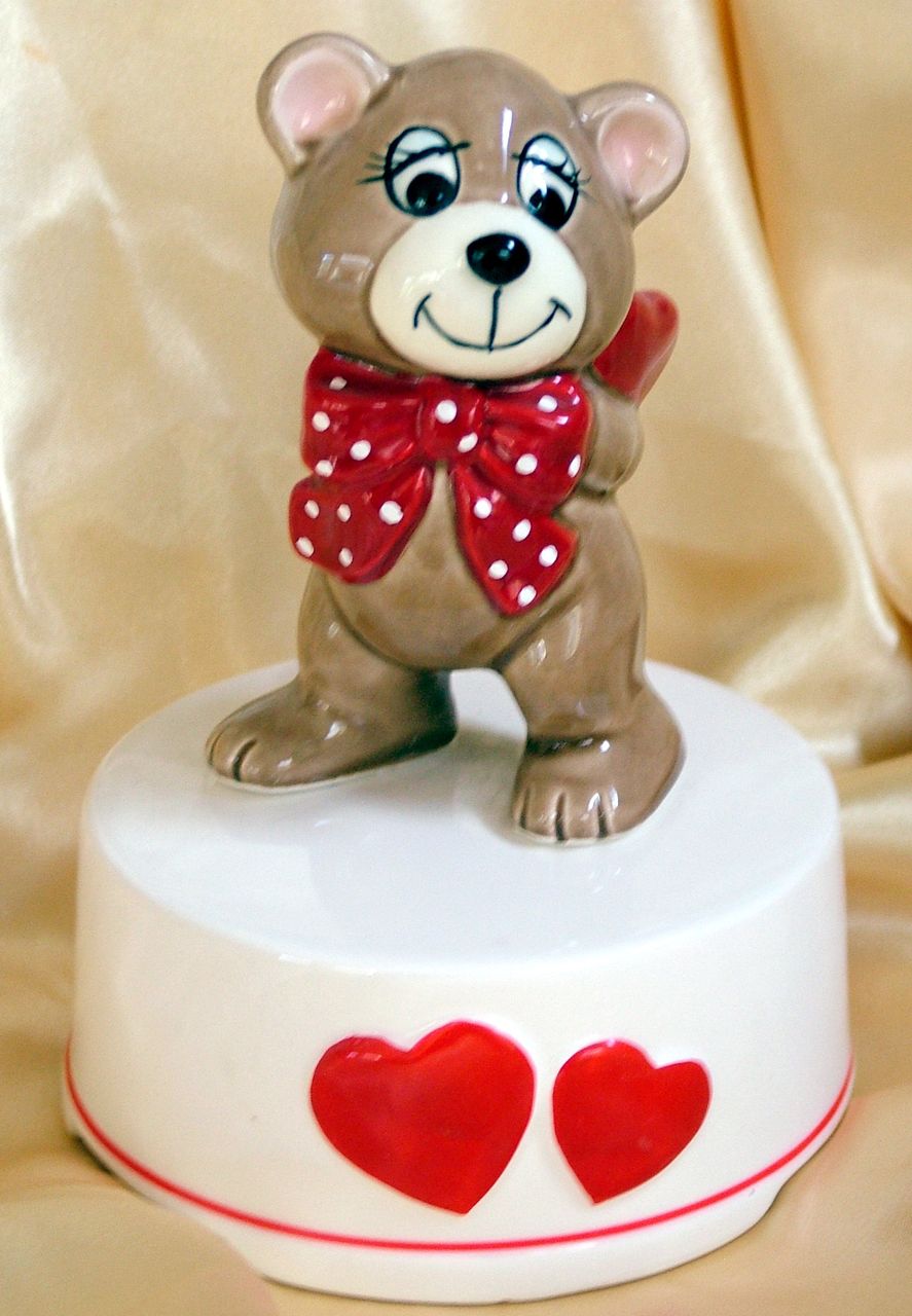 Music box figurine bear with red heart and bow great Valentine! Music box figurine bear with red heart and bow great Valentine!