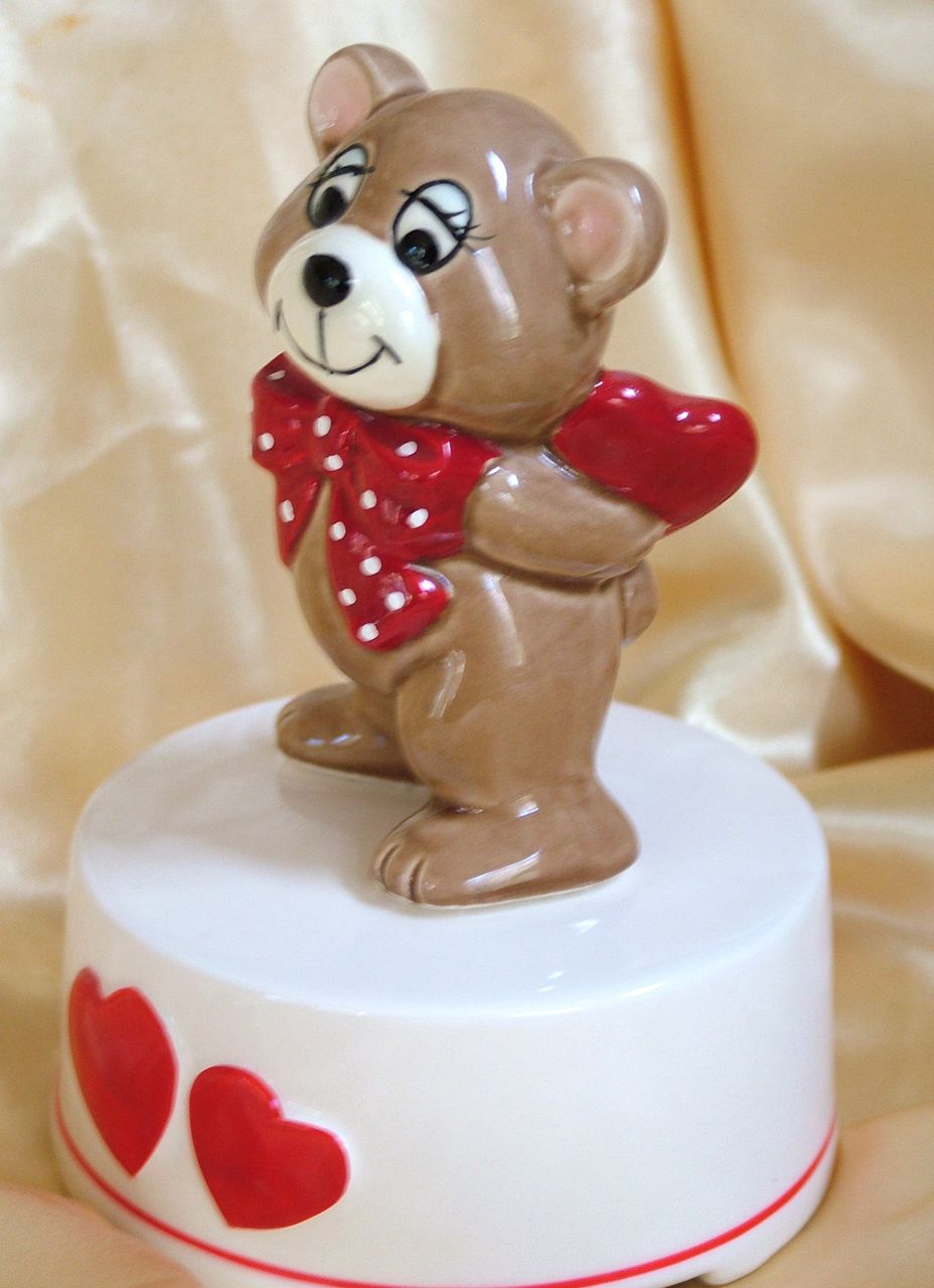 Music box figurine bear with red heart and bow great Valentine! Music box figurine bear with red heart and bow great Valentine!