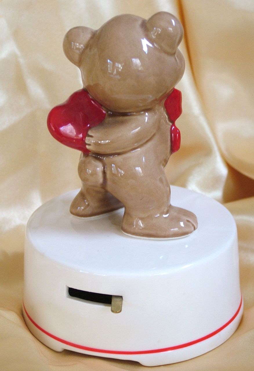 Music box figurine bear with red heart and bow great Valentine! Music box figurine bear with red heart and bow great Valentine!