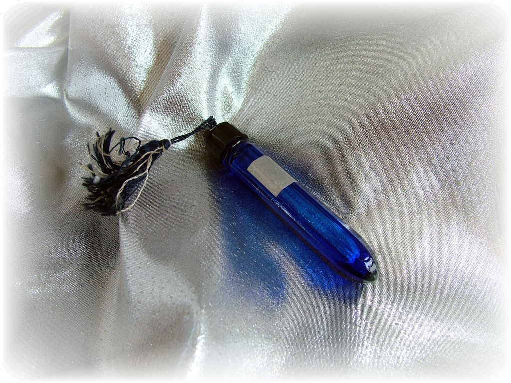 Vintage cobalt blue Evening in Paris purse bottle with tassel Vintage cobalt blue Evening in Paris purse bottle with tassel