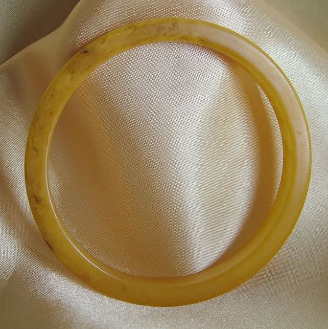 Dainty vintage bakelite slice bangle bracelet marbled yellow Dainty vintage bakelite slice bangle bracelet marbled yellow
