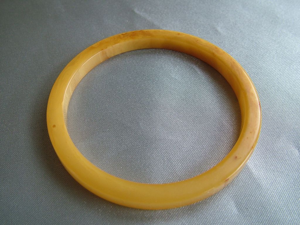 Dainty vintage bakelite slice bangle bracelet marbled yellow Dainty vintage bakelite slice bangle bracelet marbled yellow