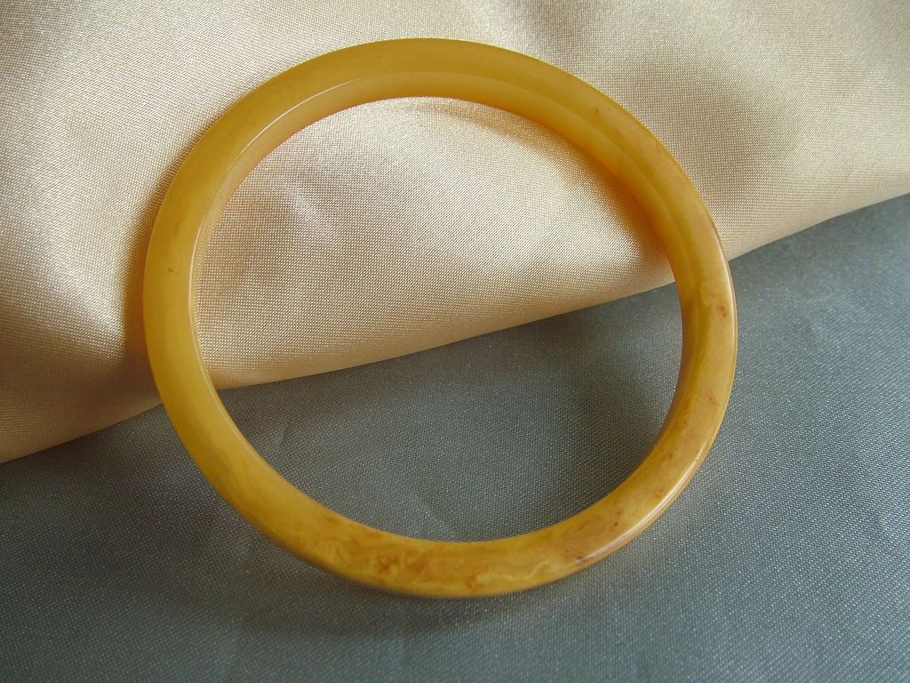 Dainty vintage bakelite slice bangle bracelet marbled yellow Dainty vintage bakelite slice bangle bracelet marbled yellow