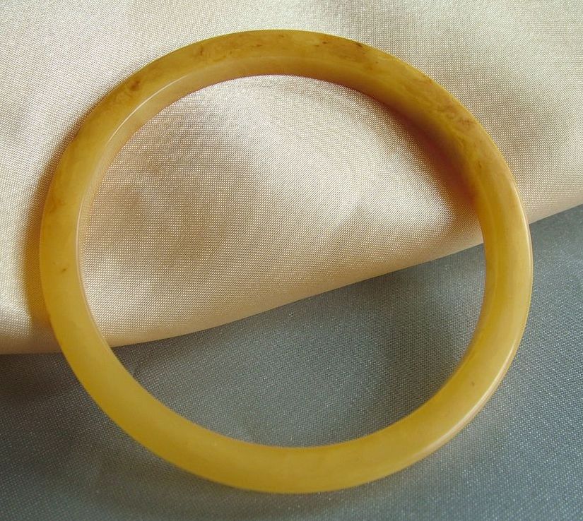 Dainty vintage bakelite slice bangle bracelet marbled yellow Dainty vintage bakelite slice bangle bracelet marbled yellow