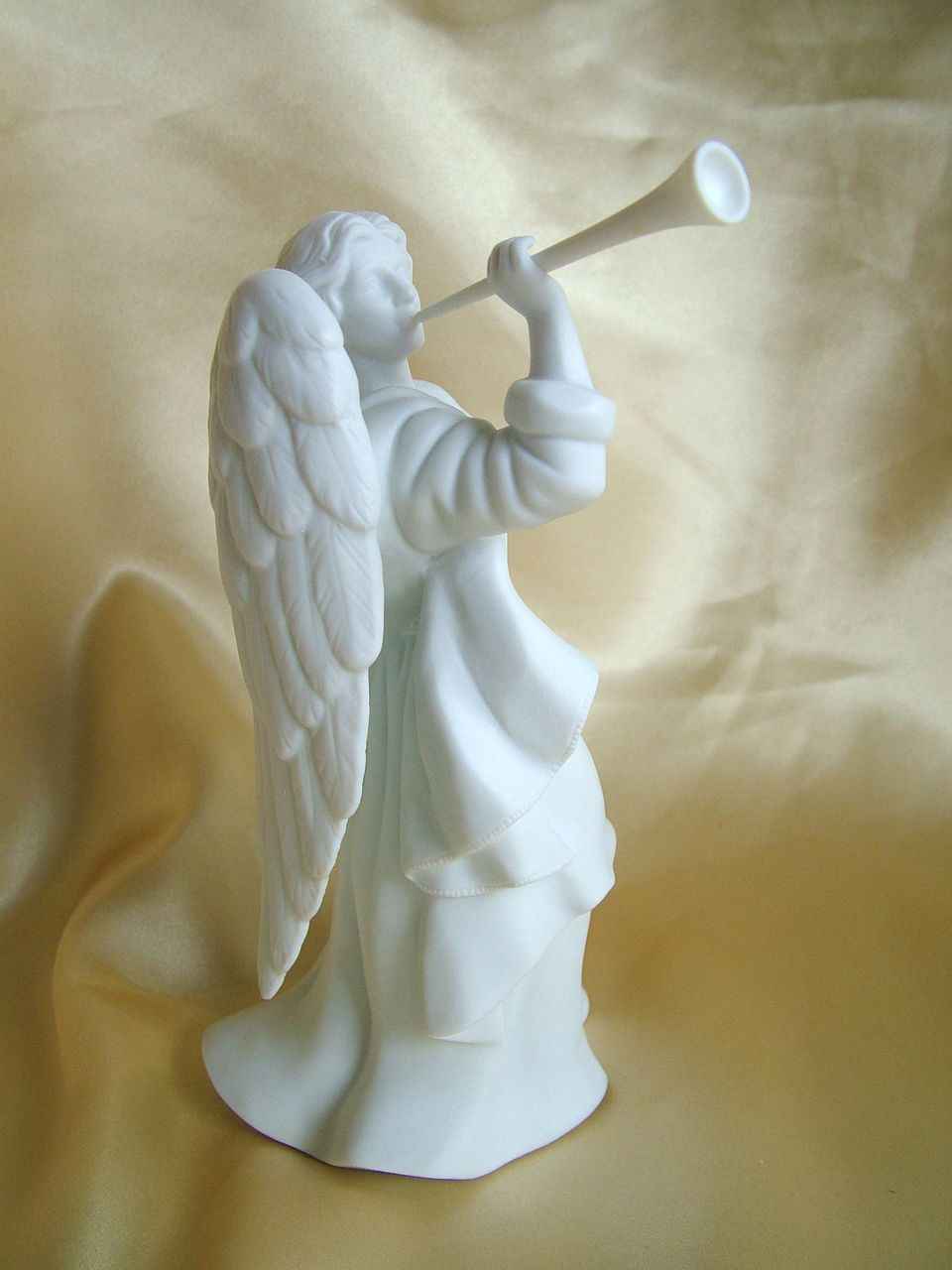 Nativity piece figure the angel Gabriel with trumpet white porcelain mint Nativity piece figure the angel Gabriel with trumpet white porcelain mint