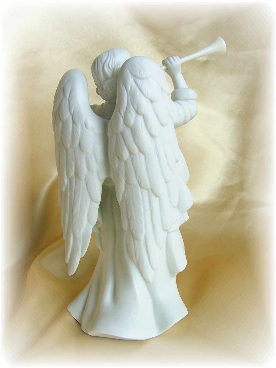 Nativity piece figure the angel Gabriel with trumpet white porcelain mint Nativity piece figure the angel Gabriel with trumpet white porcelain mint
