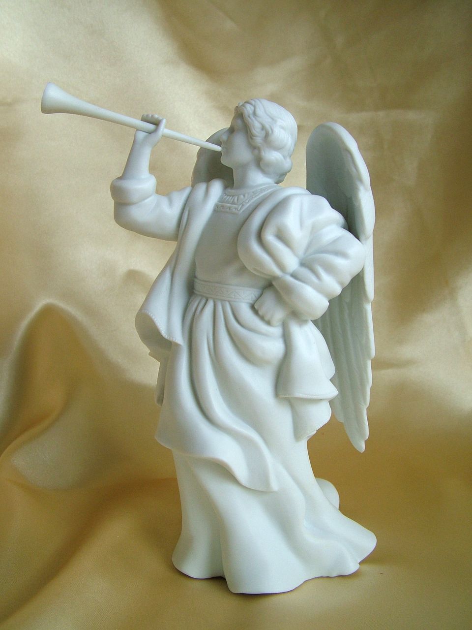 Nativity piece figure the angel Gabriel with trumpet white porcelain mint Nativity piece figure the angel Gabriel with trumpet white porcelain mint