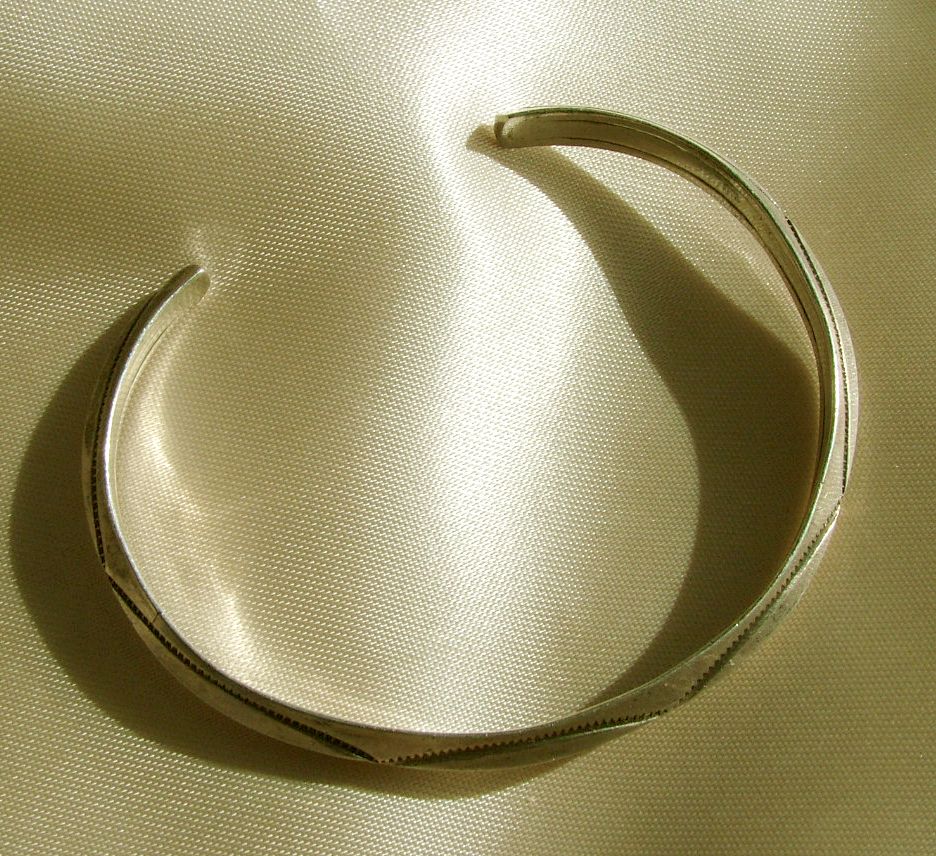 Native American Sterling cuff Bracelet signed Tahe Native American Sterling cuff Bracelet signed Tahe