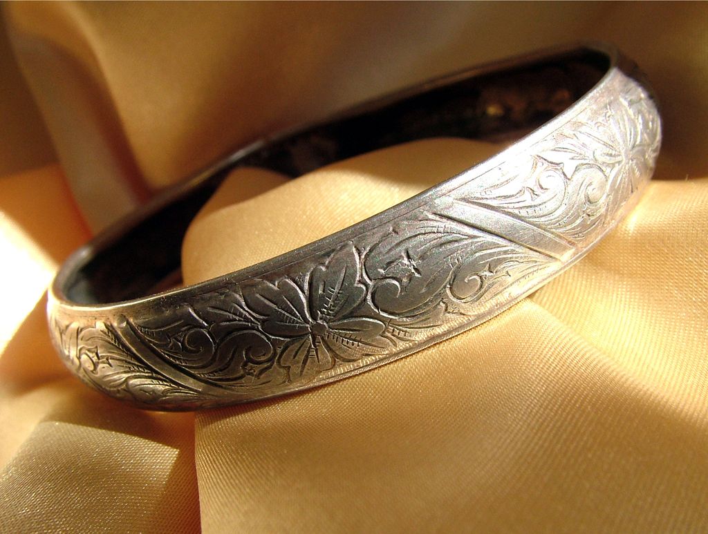Vintage sterling silver Beau floral etched bangle bracelet Vintage sterling silver Beau floral etched bangle bracelet