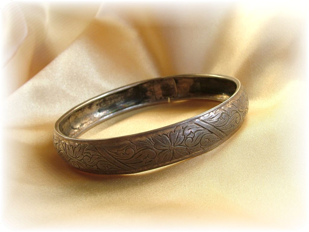 Vintage sterling silver Beau floral etched bangle bracelet Vintage sterling silver Beau floral etched bangle bracelet