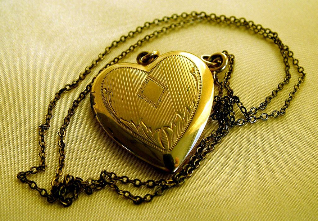 Vintage 1/20 10kt gold fill heart locket large Vintage 1/20 10kt gold fill heart locket large