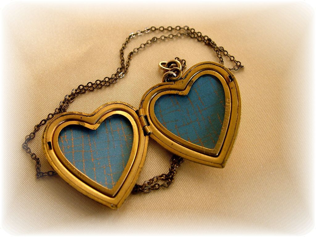 Vintage 1/20 10kt gold fill heart locket large Vintage 1/20 10kt gold fill heart locket large