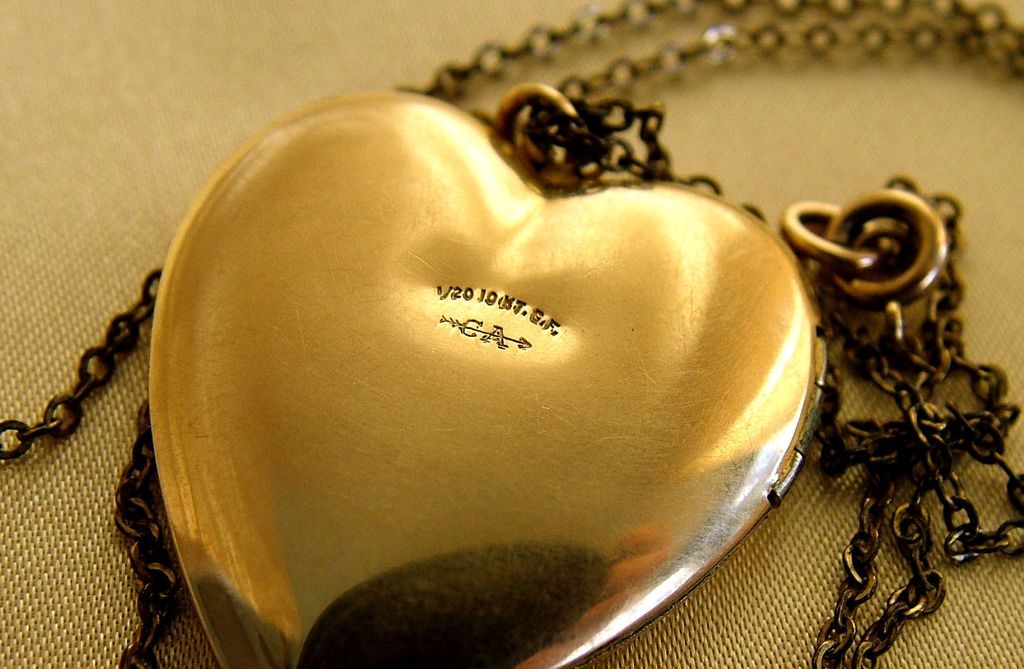 Vintage 1/20 10kt gold fill heart locket large Vintage 1/20 10kt gold fill heart locket large