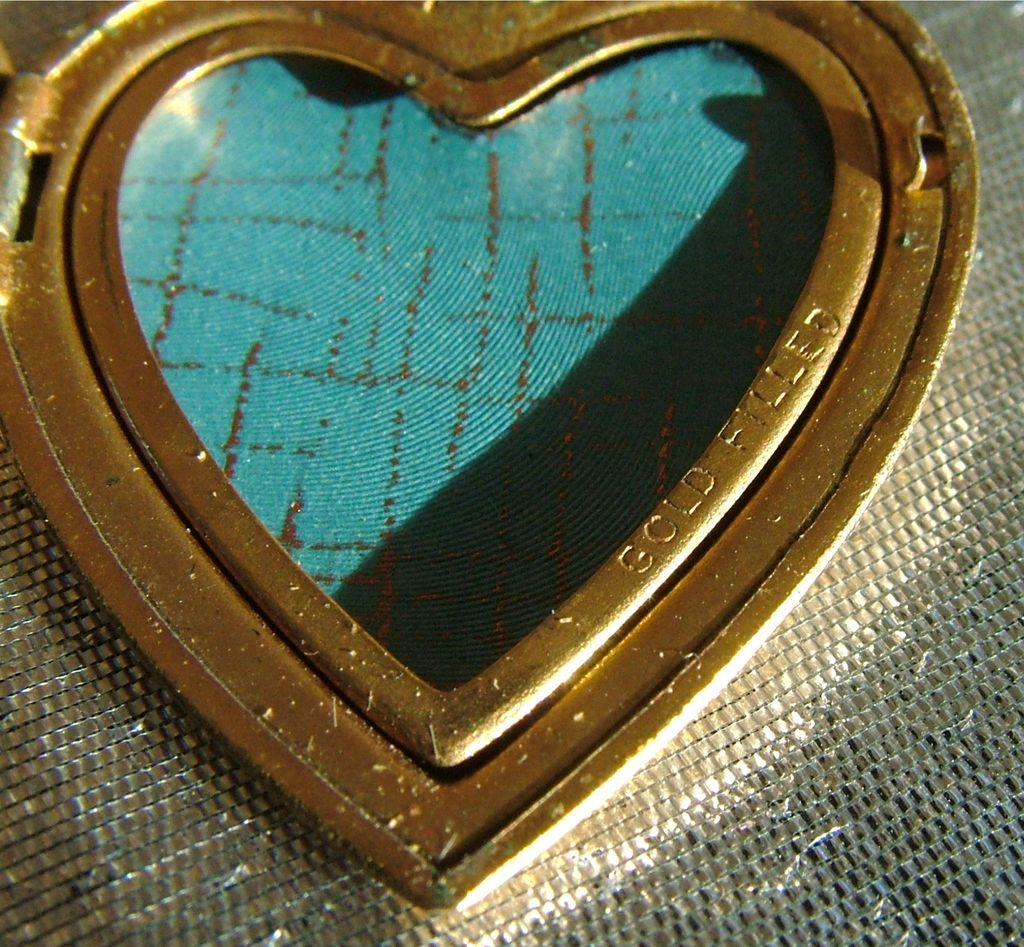 Vintage 1/20 10kt gold fill heart locket large Vintage 1/20 10kt gold fill heart locket large