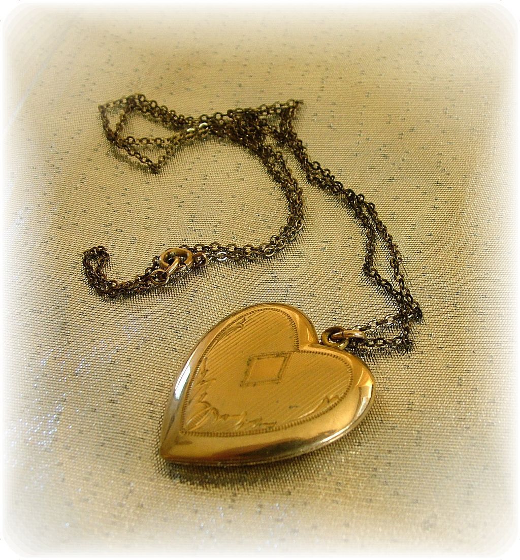 Vintage 1/20 10kt gold fill heart locket large Vintage 1/20 10kt gold fill heart locket large