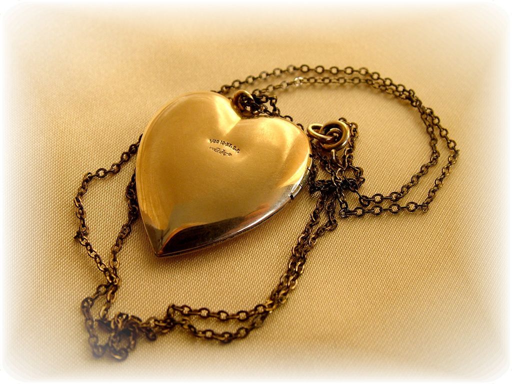 Vintage 1/20 10kt gold fill heart locket large Vintage 1/20 10kt gold fill heart locket large