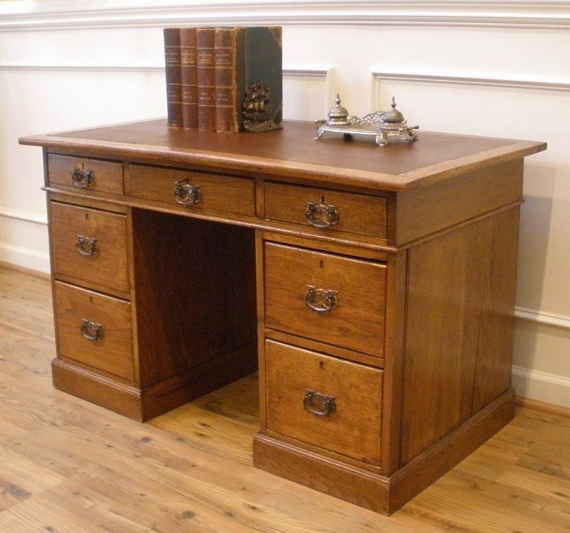 Antique English Oak Leather Top Knee Hole Desk, Bureau. Antique English Oak Leather Top Knee Hole Desk, Bureau.