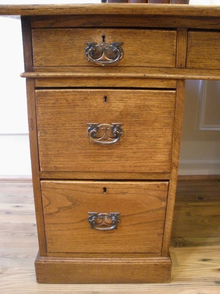 Antique English Oak Leather Top Knee Hole Desk, Bureau. Antique English Oak Leather Top Knee Hole Desk, Bureau.
