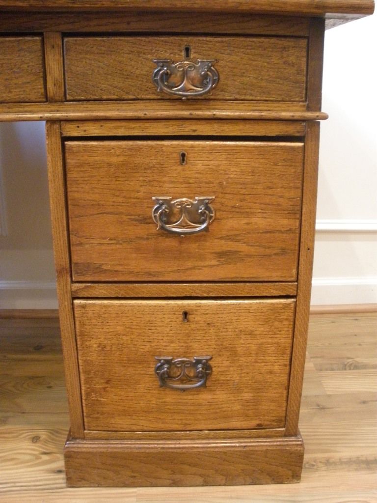 Antique English Oak Leather Top Knee Hole Desk, Bureau. Antique English Oak Leather Top Knee Hole Desk, Bureau.