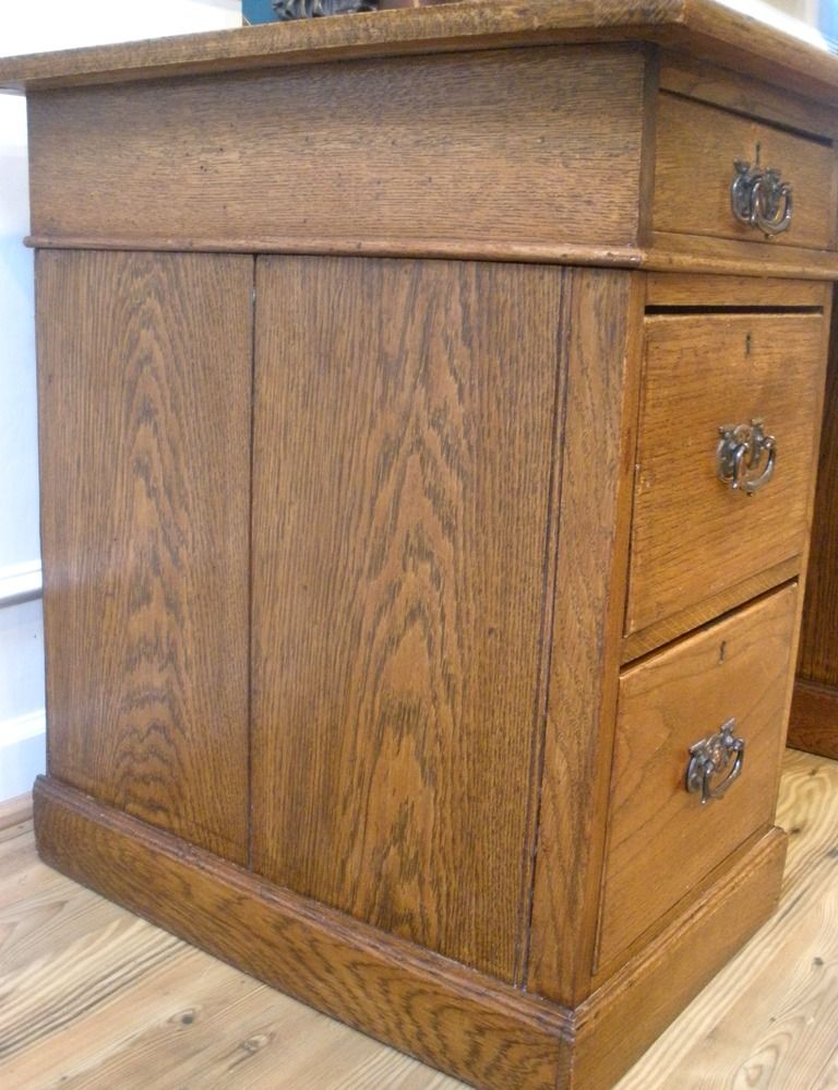 Antique English Oak Leather Top Knee Hole Desk, Bureau. Antique English Oak Leather Top Knee Hole Desk, Bureau.